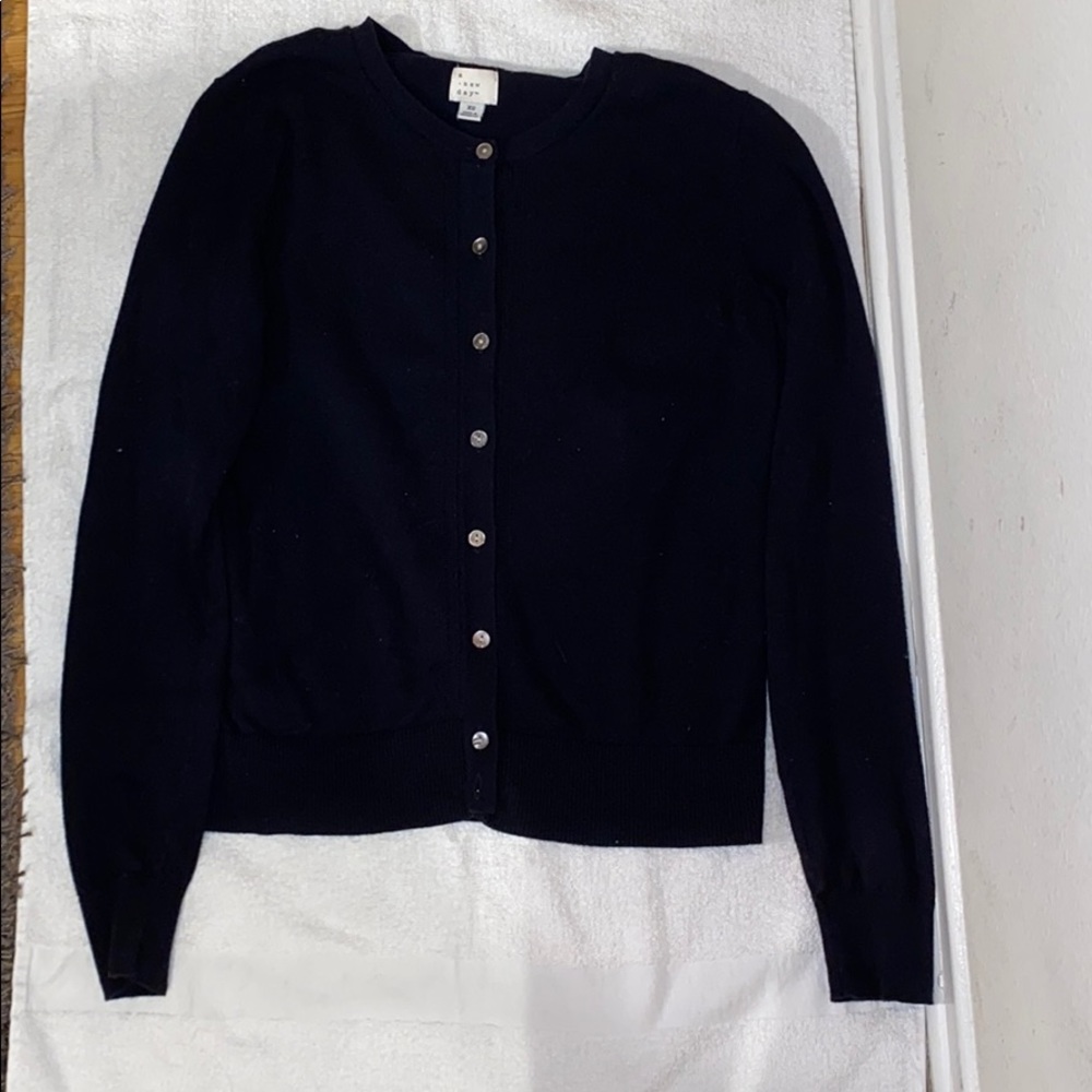 SIMPLE BLACK SWEATER